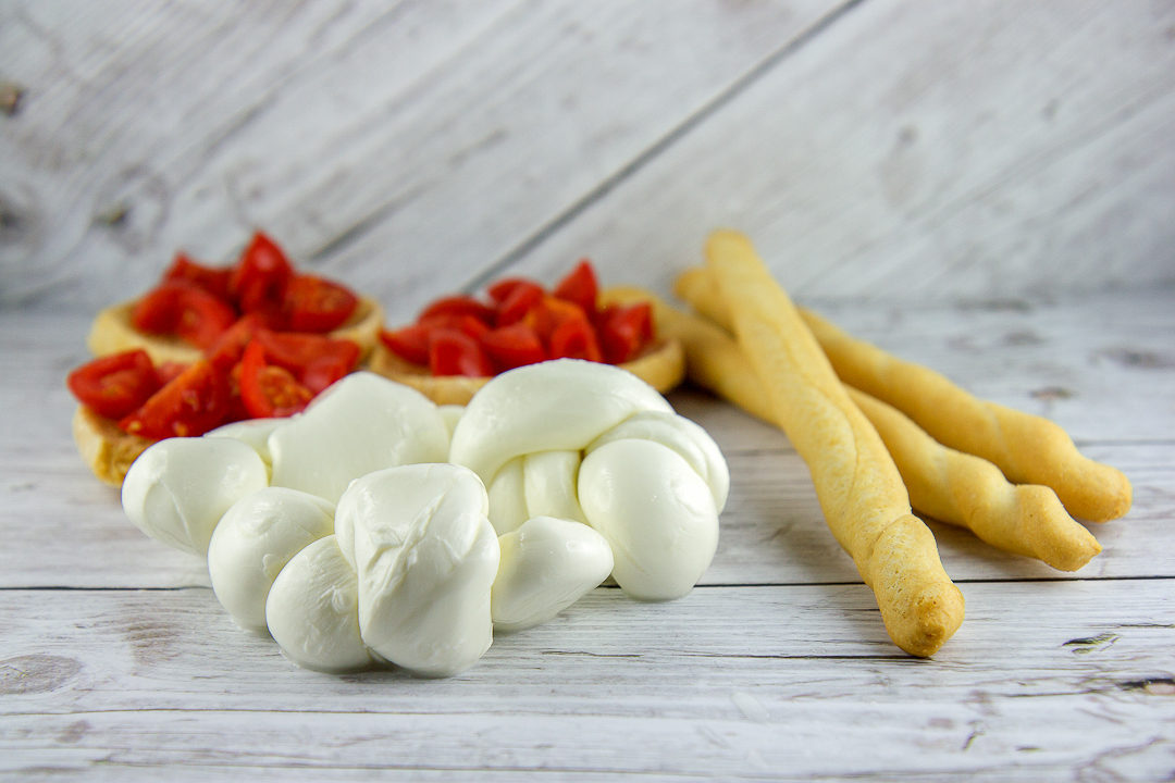 Italian Frozen Buffalo's Mozzarella - Braid of 250 g - 100% Italian Milk - Plastic bowl of 250g