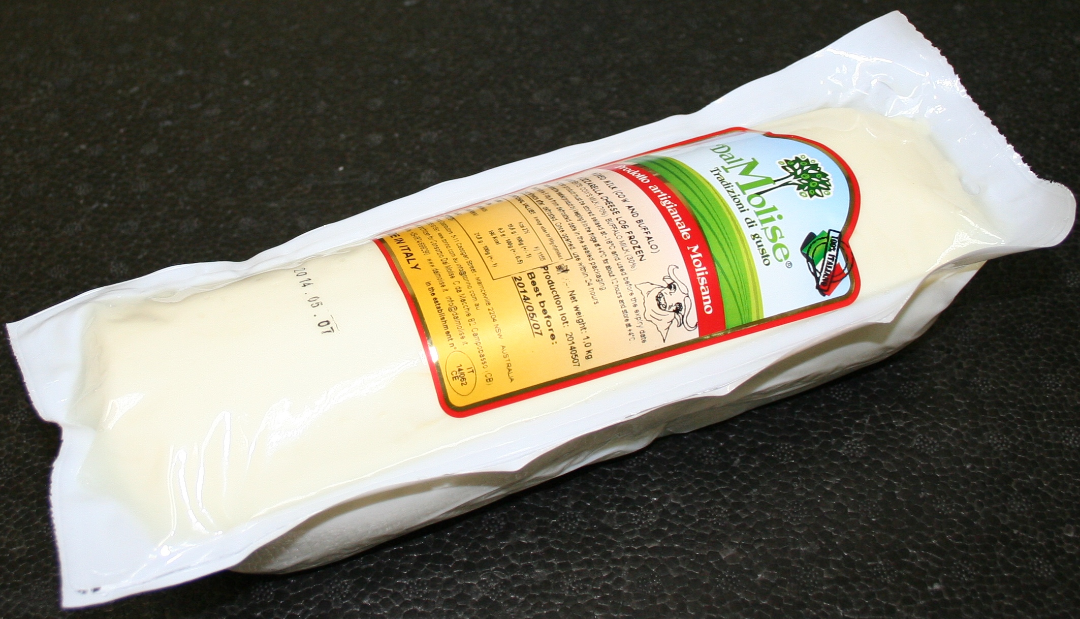 Italian Fresh mozzarella  mixed 60% cow's milk 40% buffalo's milk log - pack of 1 kg